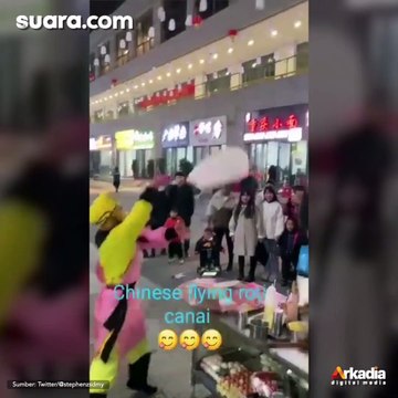 Nonton Aksi Penjual Roti Canai Terbang, Reaksi Bocah Ini Curi Perhatian