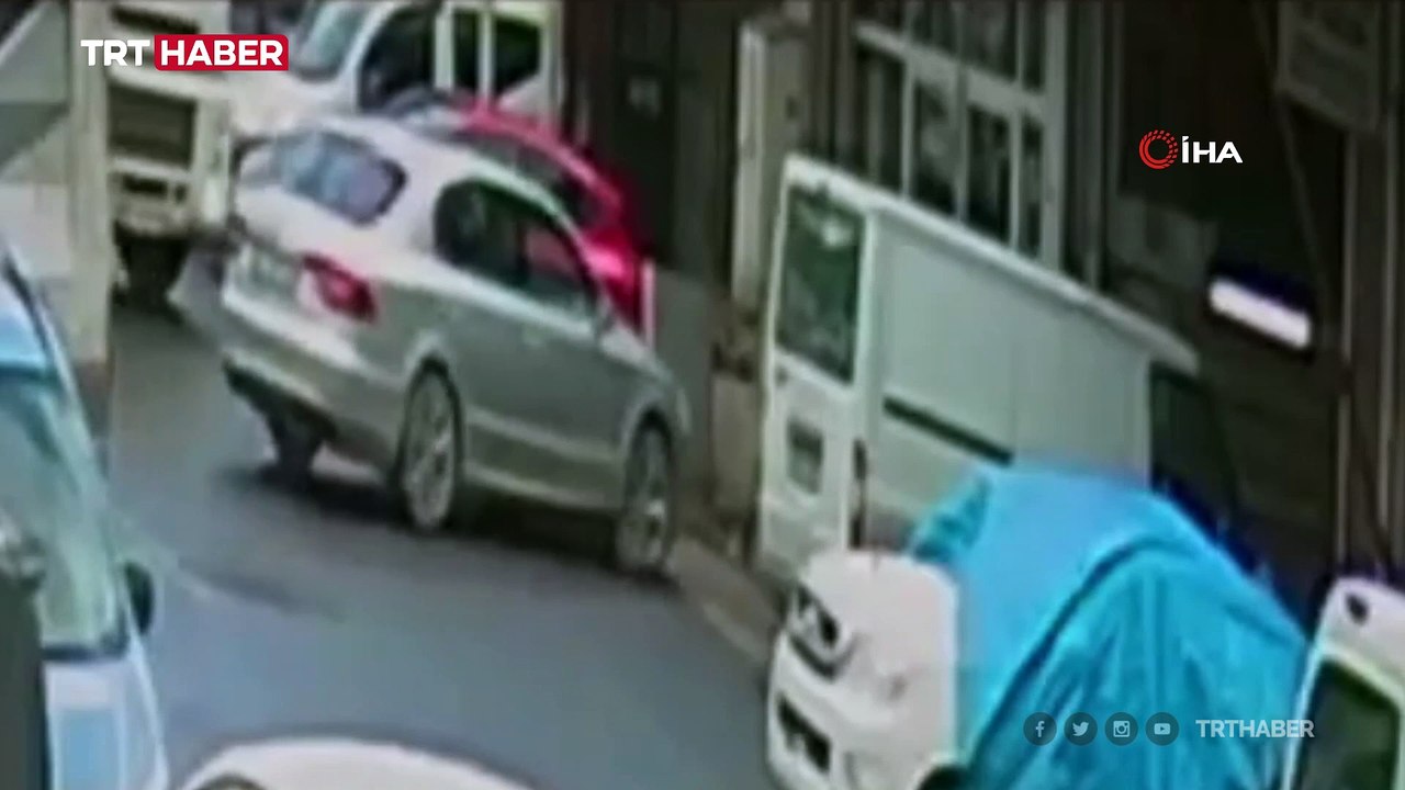 Kayan kamyonu elleriyle durdurmaya çalıştı