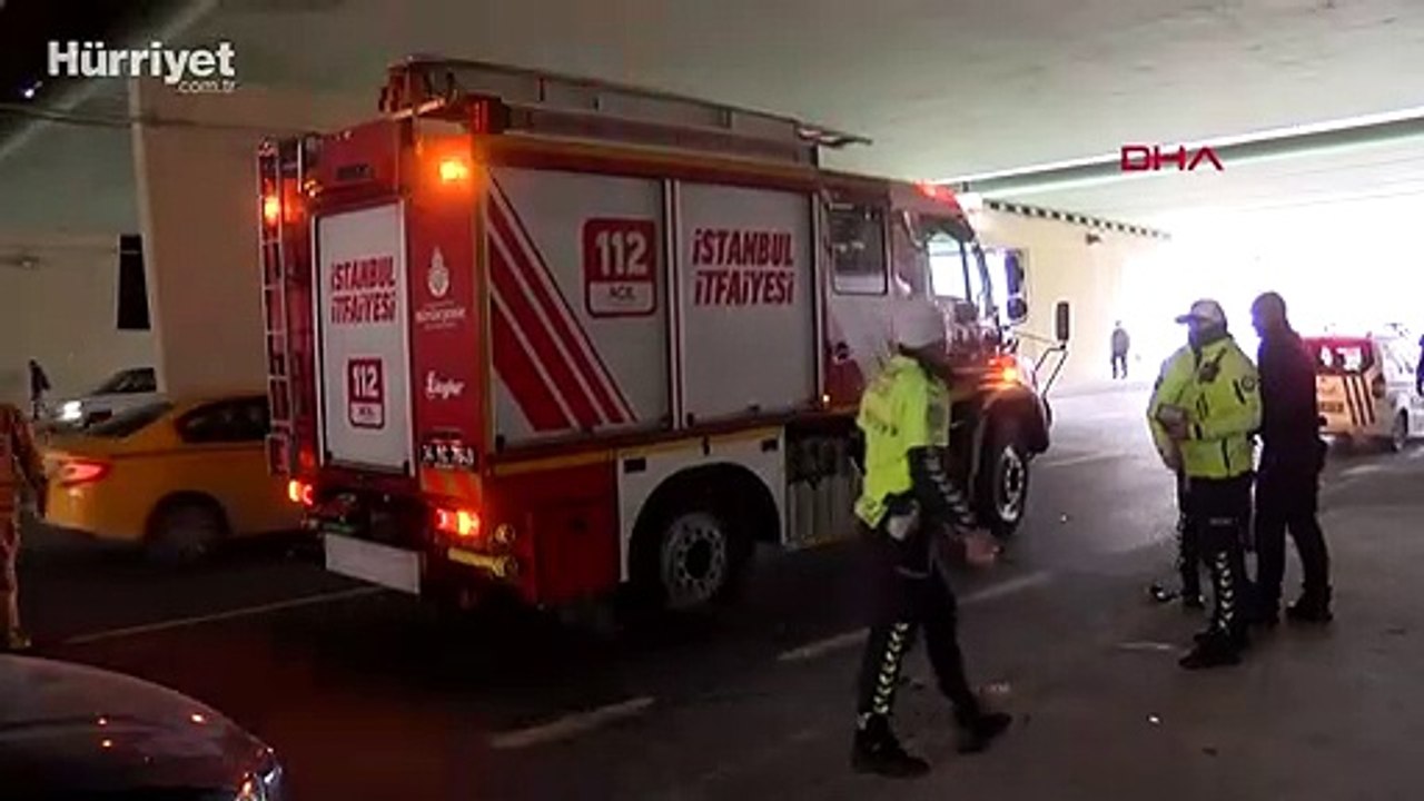 Şişli'de polis aracı devrildi