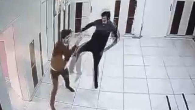 Öfkeli veli, çocuğunun gözü önünde öğretmenine saldırdı!