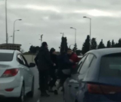 Yol verme kavgasında yumruklar, tekmeler havada uçuştu