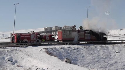 Mobilya yüklü tır hareket halindeyken yandı