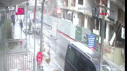 AVCILAR'DA BİNA ÇÖKTÜ; ÇEVREDEKİLERİN ÖLÜMDEN DÖNDÜĞÜ ANLAR KAMERADA