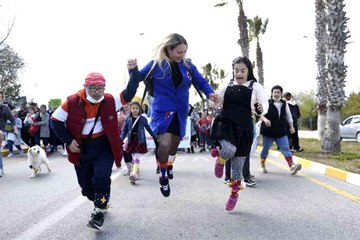 Down sendromlu çocuklar rengarenk çoraplarıyla yürüdü