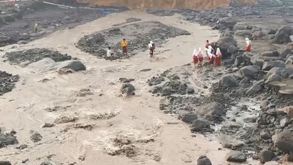 Demi Ujian di Sekolah, Siswa SD Nekat Terjang Lahar Gunung Semeru