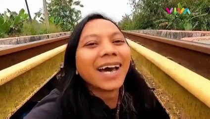 Aksi Berbahaya Dede Inoen 'Ngumpet' di Rel Kereta