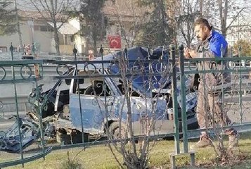 OTOMOBİL BARİYERE ÇARPTI; 17 YAŞINDAKİ SÜRÜCÜ ÖLDÜ, 2 AĞIR YARALI