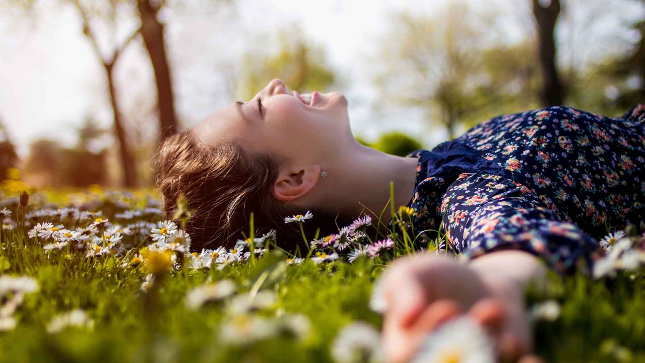 Frühling: Diesen 2 Sternzeichen bringt er wahre Glücksgefühle