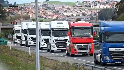 Caravanas de transportistas en el paro que ha movilizado a parte del sector