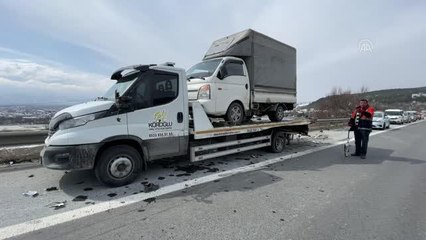 Arızalanan aracı kaldırdığı sırada tırın çarptığı çekici sürücüsü öldü