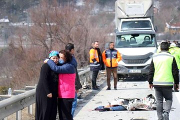 Tırın çarptığı çekici sürücüsü hayatını kaybetti, olay yerine gelen yakınları kahroldu