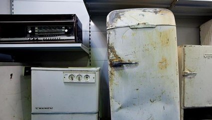 Bardaki eski buzdolabını açan inşaat işçileri, yıllardır içeride duran cesedi buldu