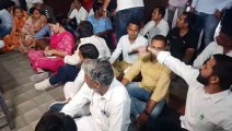 भाजपा-कांग्रेस पार्षद हुए एकजुट, ग्रेटर नगर निगम प्रशासन के खिलाफ दे डाला धरना