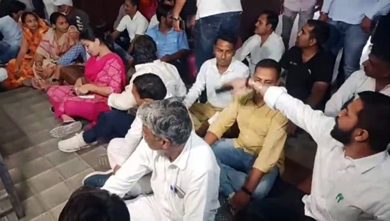 भाजपा-कांग्रेस पार्षद हुए एकजुट, ग्रेटर नगर निगम प्रशासन के खिलाफ दे डाला धरना