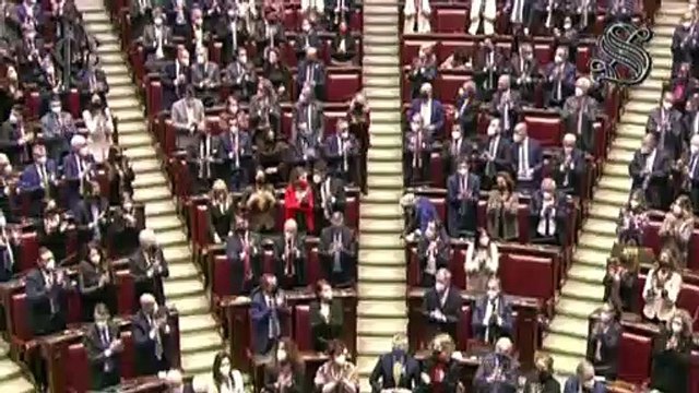 Standing ovation e lunghi applausi al termine dell'intervento di Zelensky al Parlamento