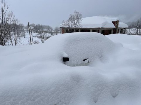 Ordu baharı beklerken beyaza büründü! Kar kalınlığı 3 metreyi geçti, araçlar kayıp