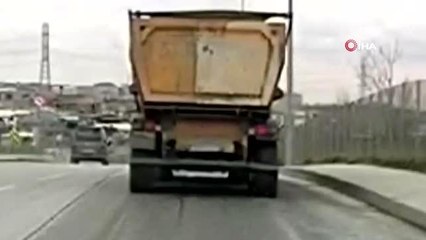 Hafriyat kamyonundan dökülen çamurlu su yoldaki araçlara zor anlar yaşattı