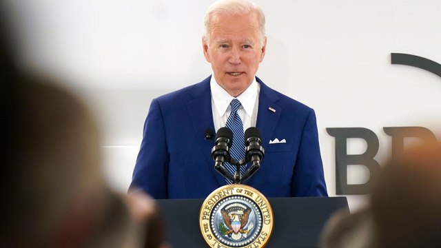 Selon Biden, Poutine envisage d’utiliser des armes chimiques et biologiques en Ukraine