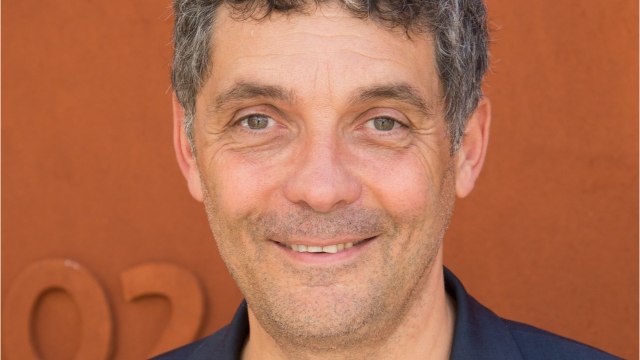 VOICI : Thierry Moreau : attaqué par des antivax après son appel à l’aide, il réplique et provoque encore un tollé