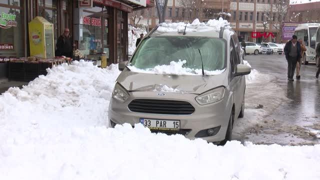 ÇATIDAN ÜZERİNE KAR KÜTLESİ DÜŞEN ARAÇTA HASAR OLUŞTU