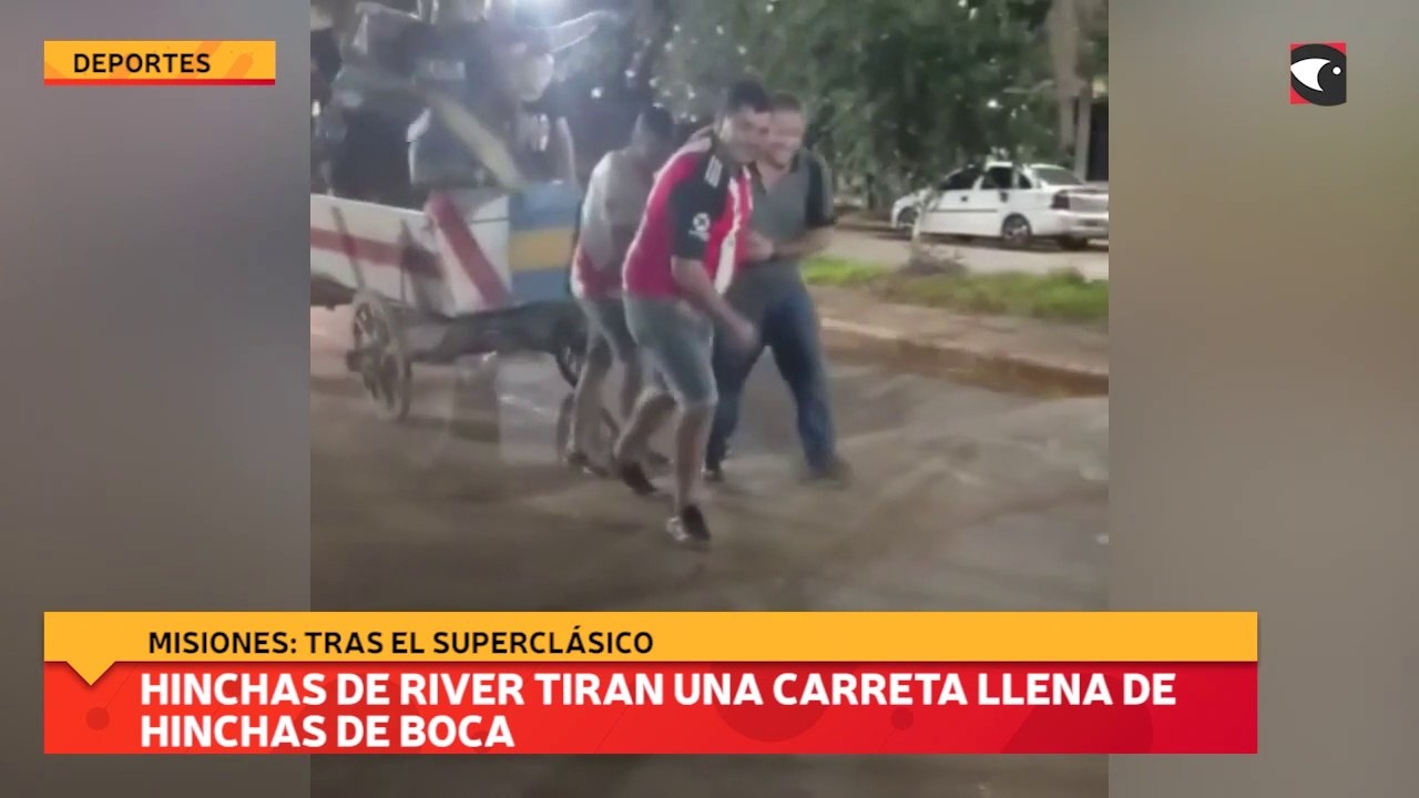 Hinchas de River tiran una carreta llena de hinchas de Boca