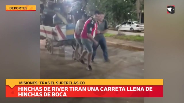 Hinchas de River tiran una carreta llena de hinchas de Boca