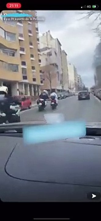 Un motard de la police municipale pousse un scooteriste pour mettre fin à une course poursuite