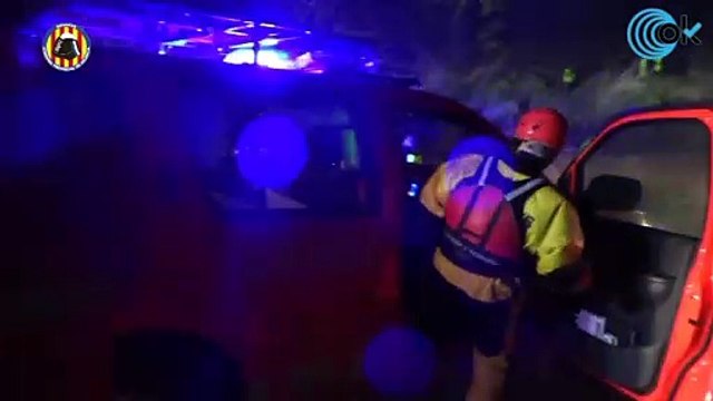 Así rescataron los bomberos a los 2 ocupantes de un camión a punto de ser arrastrado por el agua