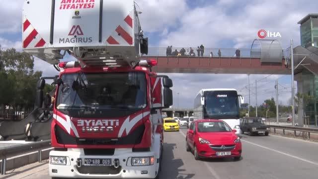 Yabancı uyruklu kadın kucağında 3 yaşındaki çocuğuyla intihar teşebbüsünde bulundu... Polis ve sağlıkçılar ecel terleri döktü