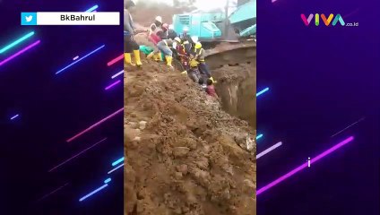 Aksi Penyelamatan Korban yang Tertimbun Tanah Proyek