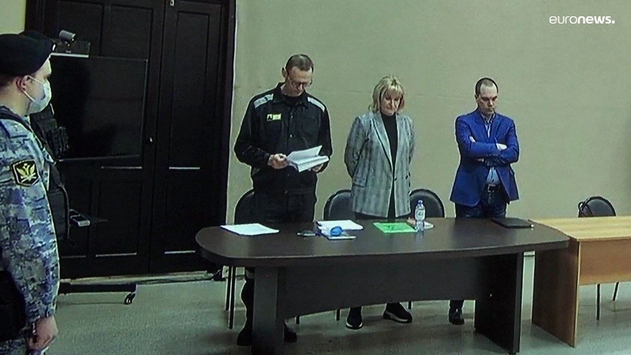 Алексея Навального приговорили к 9 годам строго...