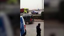 Unos huelguistas apuñalan las ruedas de un camión en una rotonda de Valdepeñas
