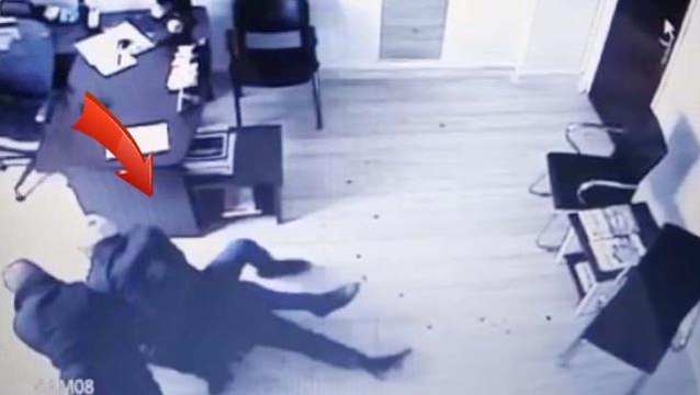 Belediye Başkanına makamında silahlı saldırı girişimi! Çıkan arbede anbean kamerada