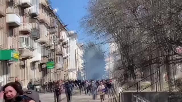 Ukrayna'nın Herson şehrinde halk Rus askerlerini protesto etti