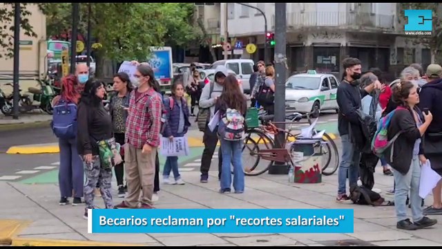 Becarios reclaman por recortes salariales