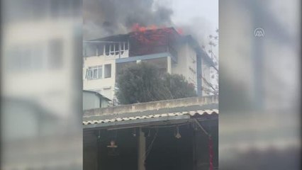 Alanya'da çıkan yangında daire ve çatı katı zarar gördü