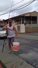 Morador de Blumenau faz pescaria na estrada para cobrar reparo