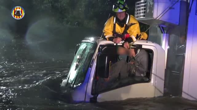 Rescatados in extremis en el interior de un camión anegado por la crecida de una rambla