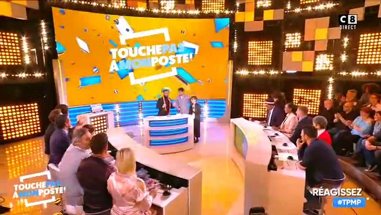 Charlize Theron recadre Cyril Hanouna après un bisou