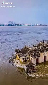 Ngôi chùa hơn 700 năm tuổi nằm giữa dòng sông Dương Tử