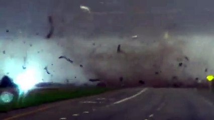 Les images incroyables d'un pick-up pris dans une tornade