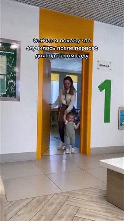 Cette fillette qui rentre de son premier jour d'école est épuisée