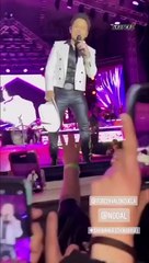 Christian Nodal le regaló su sombrero a un niño en su presentación