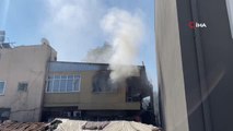 2 katlı bir binanın üst katında çıkan yangın paniğe neden oldu