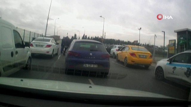 Yol verme kavgasında yumruklar, tekmeler havada uçuştu