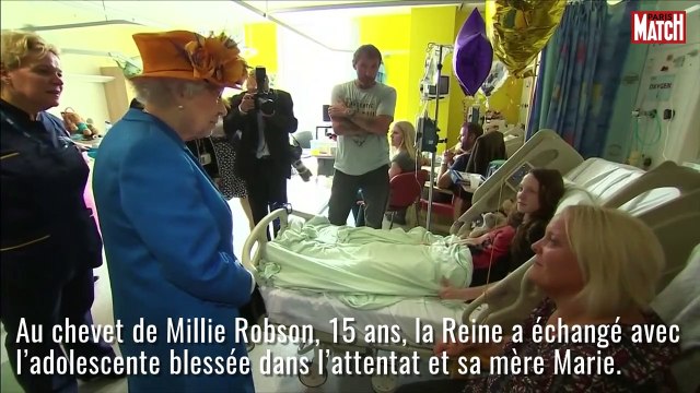 Elizabeth II visite les victimes de Manchester