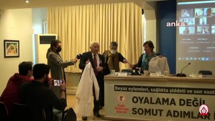 Polis tartakladığı Dr. Köksal çamurlu gömleğini İstanbul Tabip Odası'na emanet etti