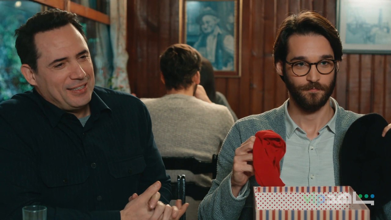 هادي مغروم وطلال يفضح السر في مشهد مضحك     l    عروس بيروت     l     شاهد VIP