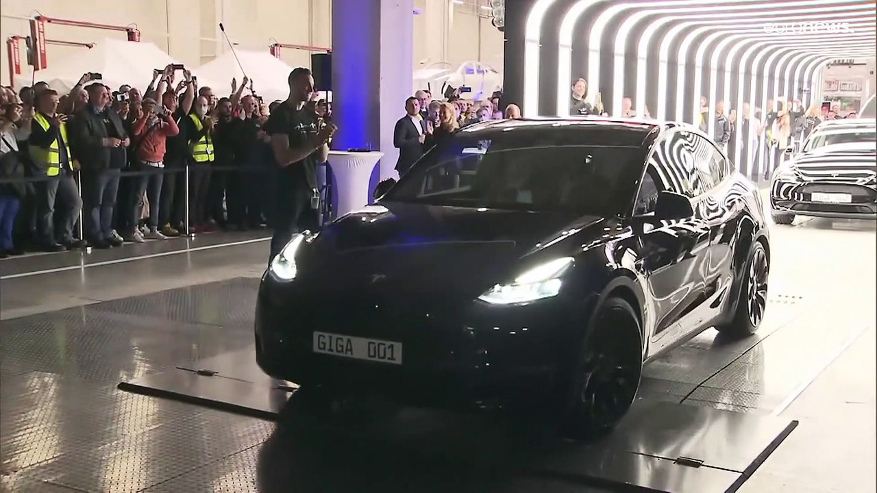 Erste 'Giga'-Teslas in Grünheide ausgeliefert - Musk tanzt Kanzler aus