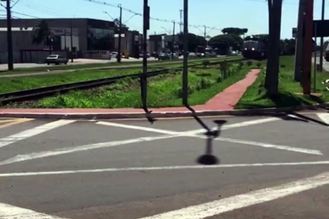 Caminhão é atingido por trem em Arapongas (PR)